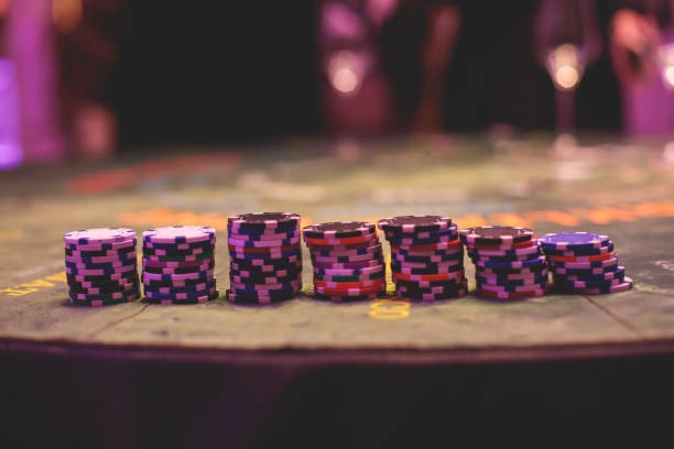Texas Poker table interface on dana99 showing community cards and player positions